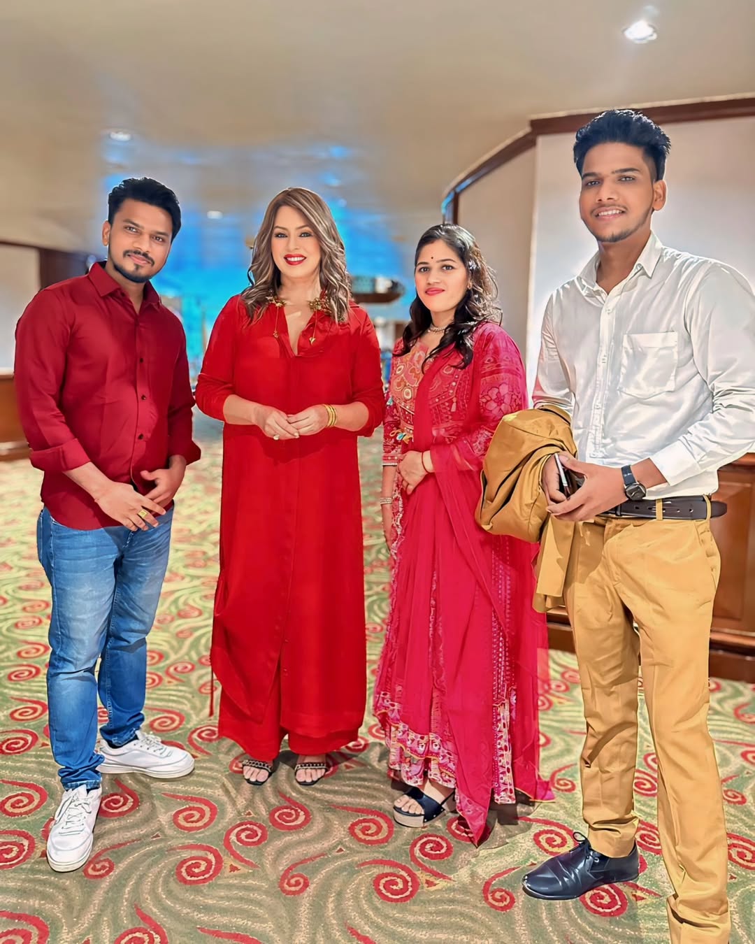 One frame with Actress @mahimachaudhry1 ji and family 🙏Matching Matching 😍#mahimachaudhry #ra.heic (3)