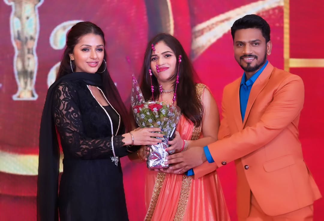 Tamas-Iconic-Awards-2024-My-wife-and-I-welcomed-Bhumika-with-a-bouquet.tamasiconicawardstamas.heic-2